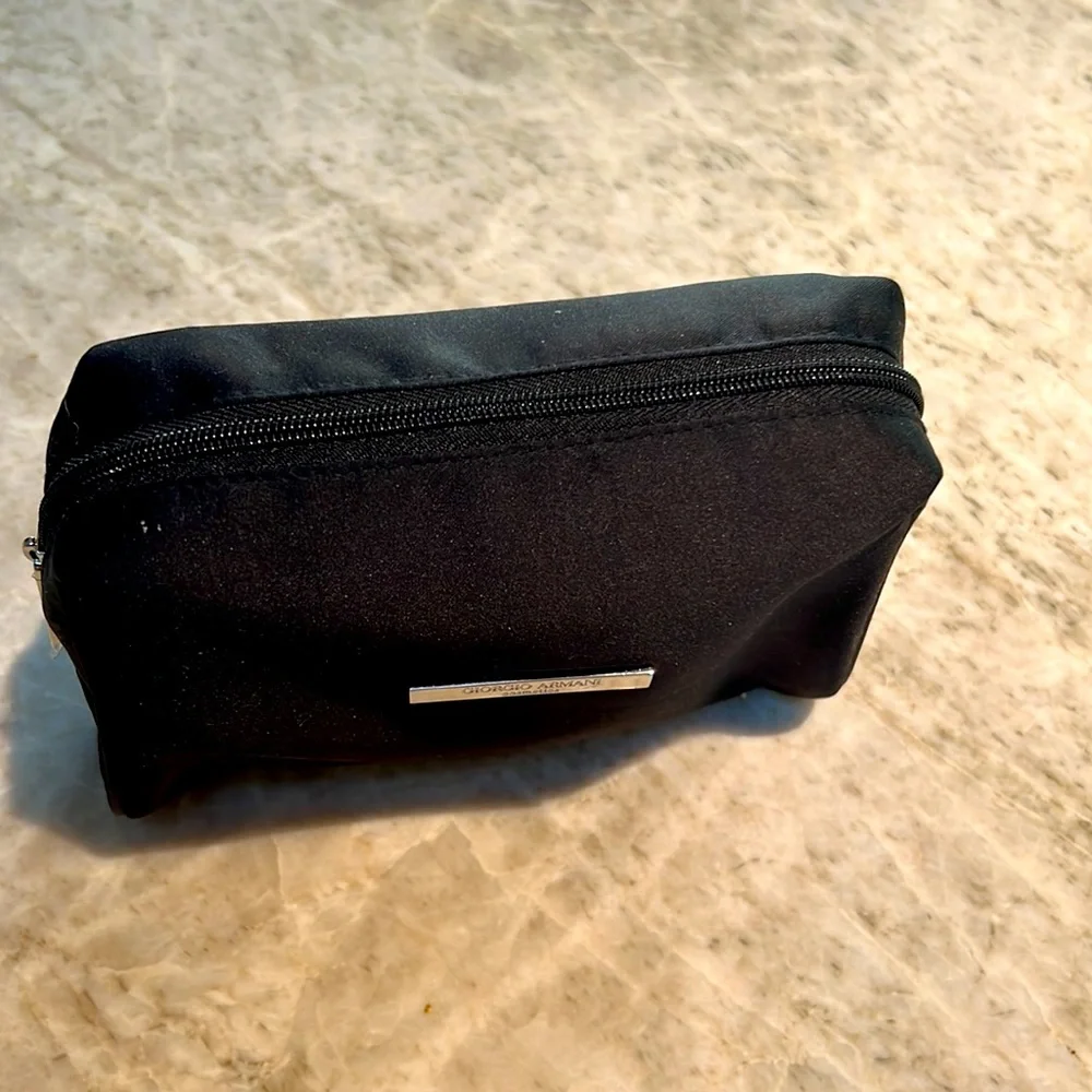 Giorgio Armani cosmetic bag. - Picture 3 of 5